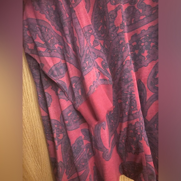 Fun black paisley print on a red background. Three quarter length sleeve.Size 1X - Picture 4 of 4